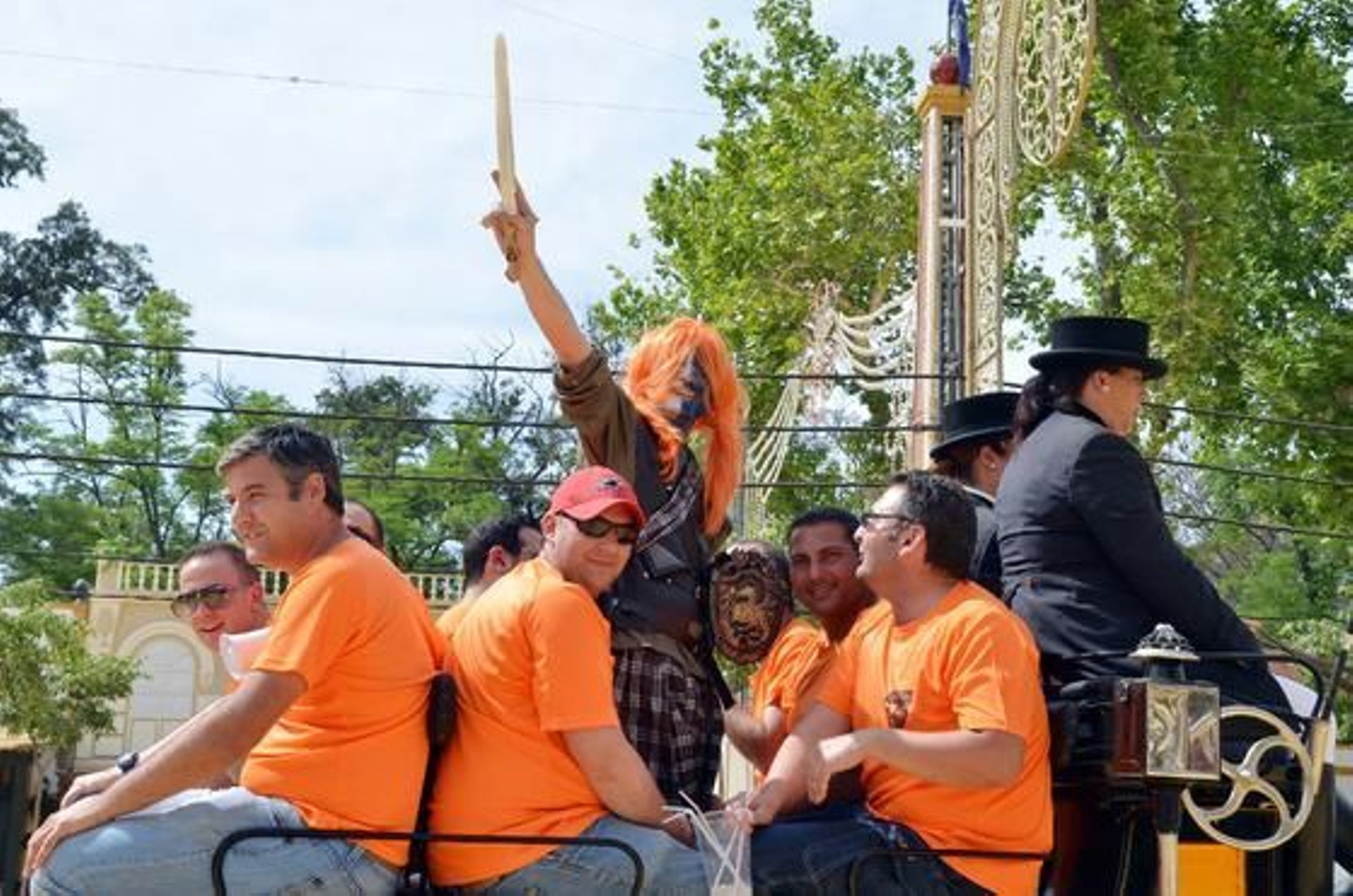 Movida. Un grupo de personas celebra en plena Feria una despedida de soltero.

Foto: Manuel Aranda