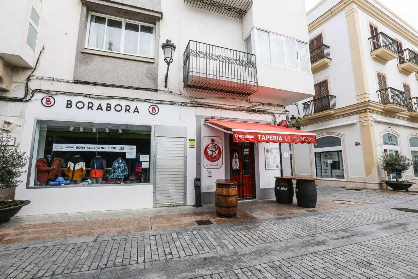 Imágenes de Chiclana durante la primera jornada del cierre de actividades