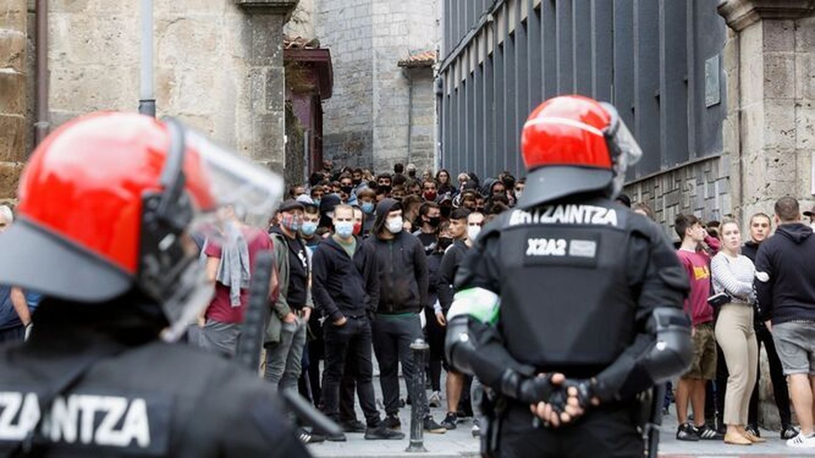 Ertzainas durante un acto de Vox en Mondragón el sábado.