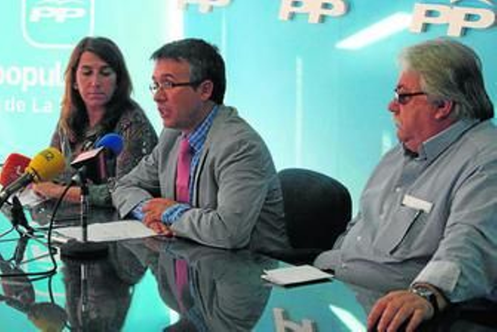 De izquierda a derecha, Inmaculada Olivero, Alejandro Sánchez y Pepe Infante, en la rueda de prensa que ofrecieron ayer.