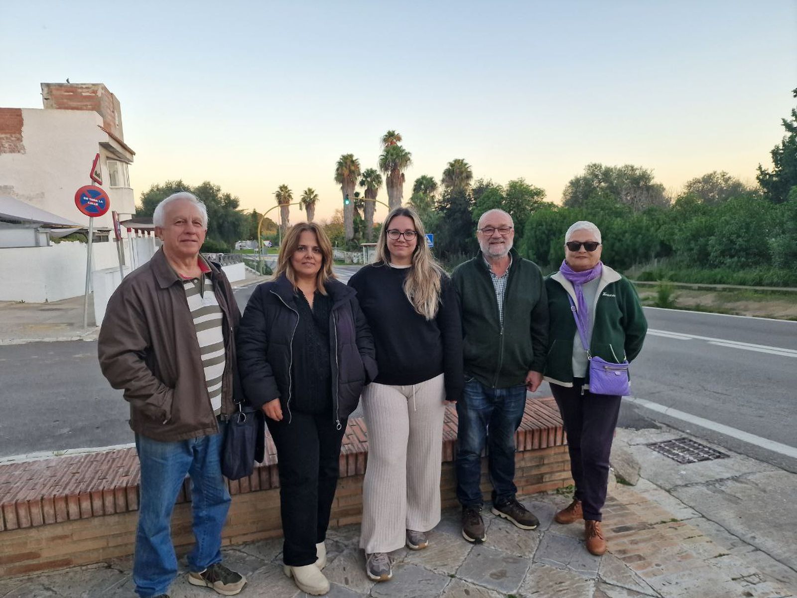 Una representación de Podemos Jerez, junto a la carretera.