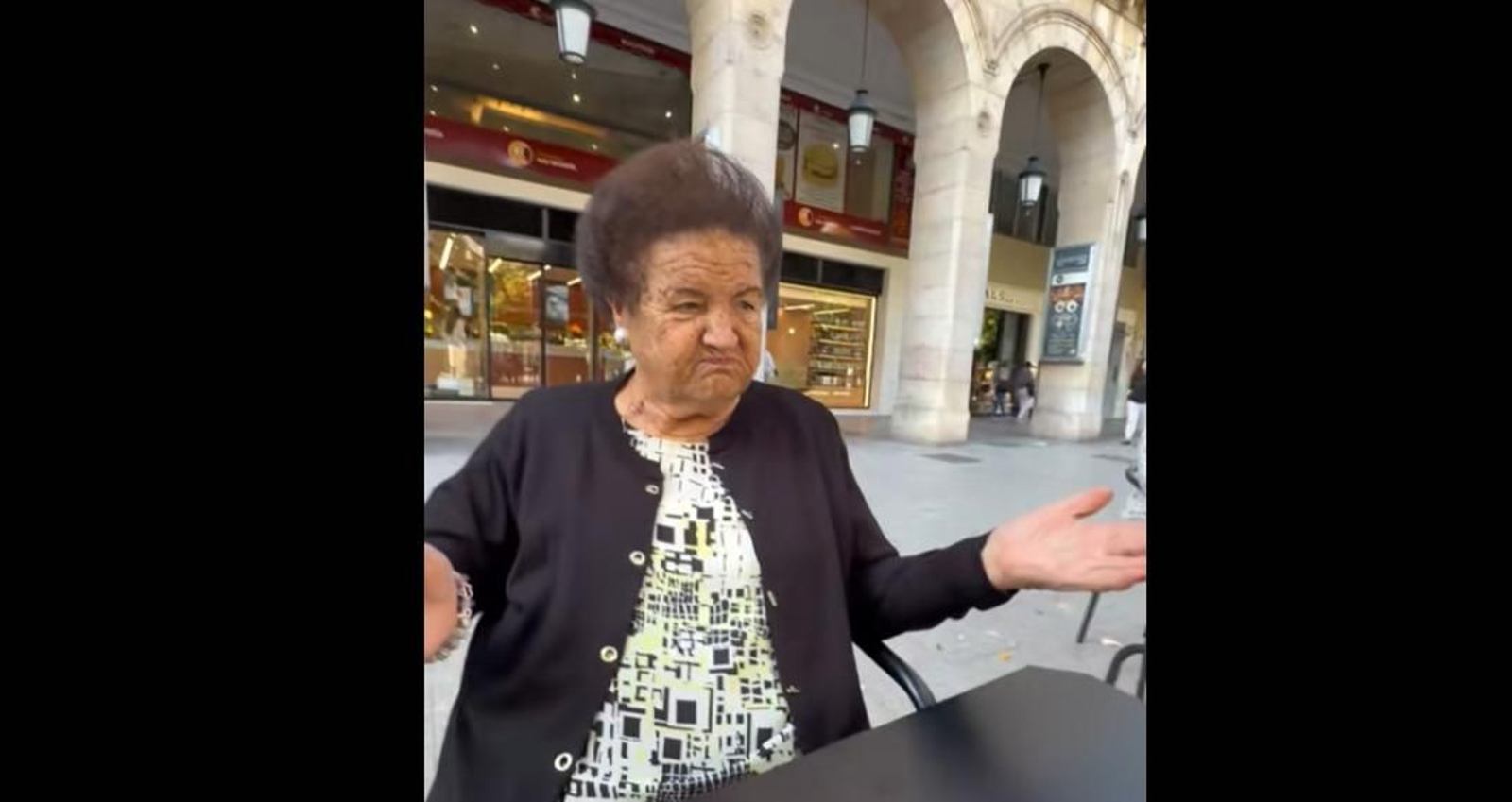 La gaditana Pepa Carrión probando el té matcha por primera vez