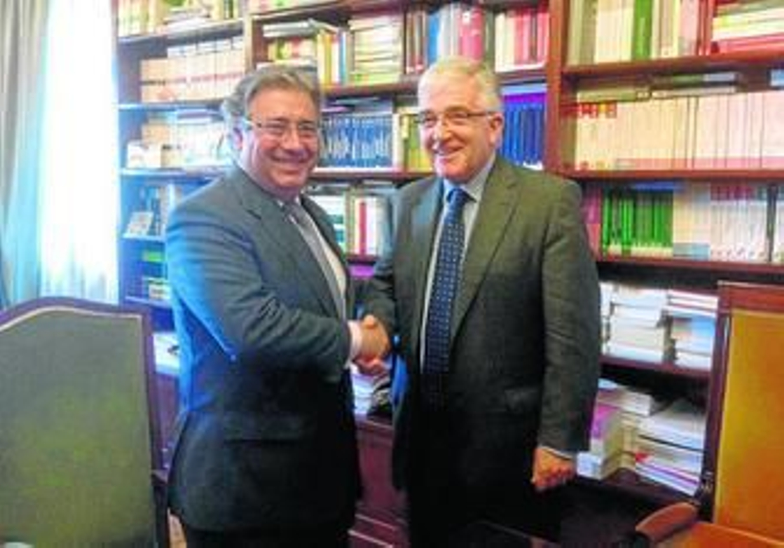 El alcalde de Sevilla, Juan Ignacio Zoido, ayer con el presidente del CGPJ, Gonzalo Moliner, en la sede del TSJA en Sevilla.