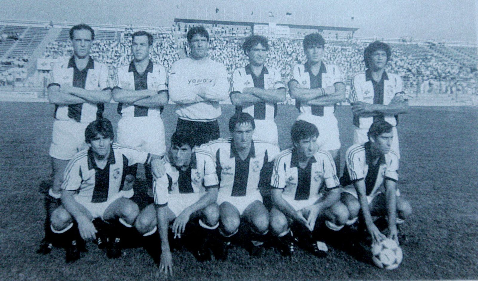 Una formación de la Real Balompédica de la temporada 85/86.