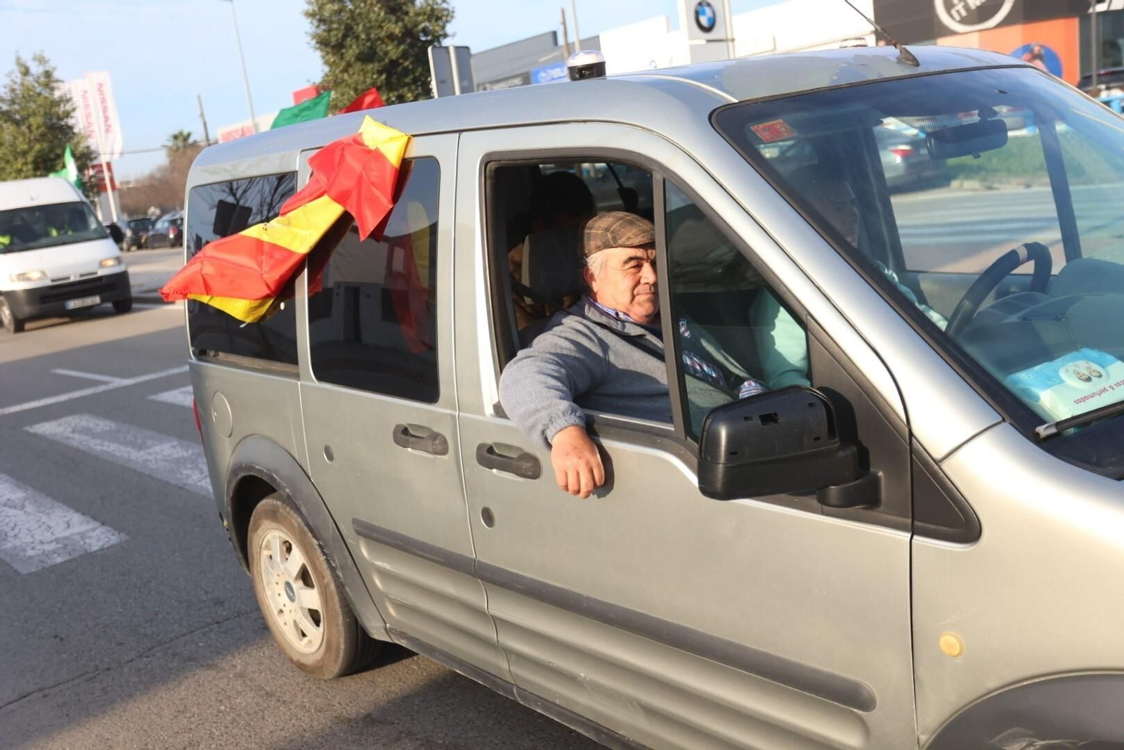 Agricultores y ganaderos colapsan con sus tractores los accesos a Jerez
