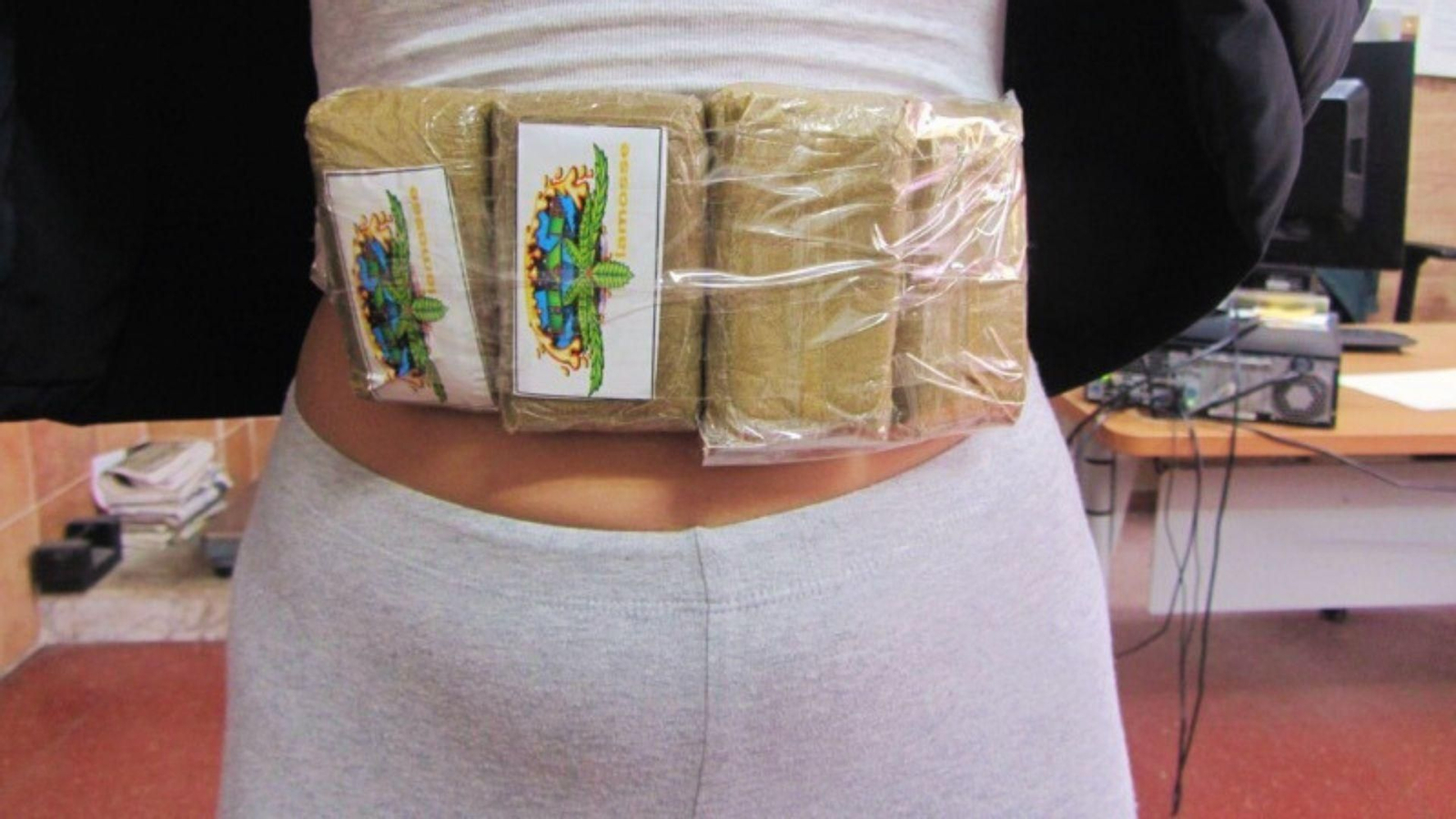 La adolescente fue interceptada por la Guardia Civil con tres kilos de hachís pegados al cuerpo mientras trataba de embarcar con su madre rumbo a Algeciras.