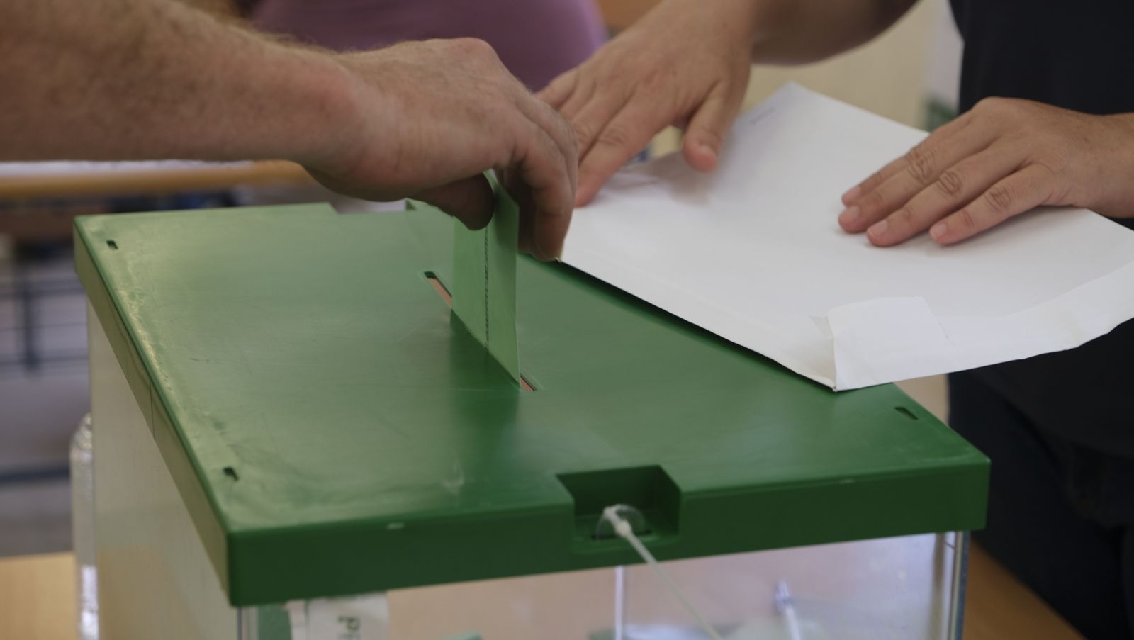 Imágenes de la votaciones en Almería al parlamento andaluz