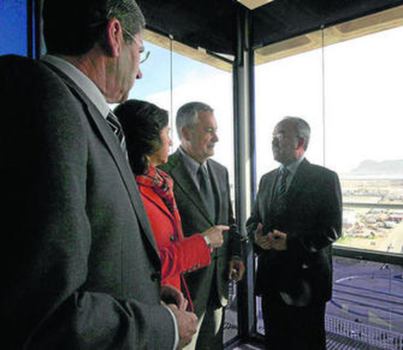 Tomás Herrera, Rosa Aguilar, José Antonio Griñán y Manuel Morón, en la torre de control del Puerto de Algeciras.