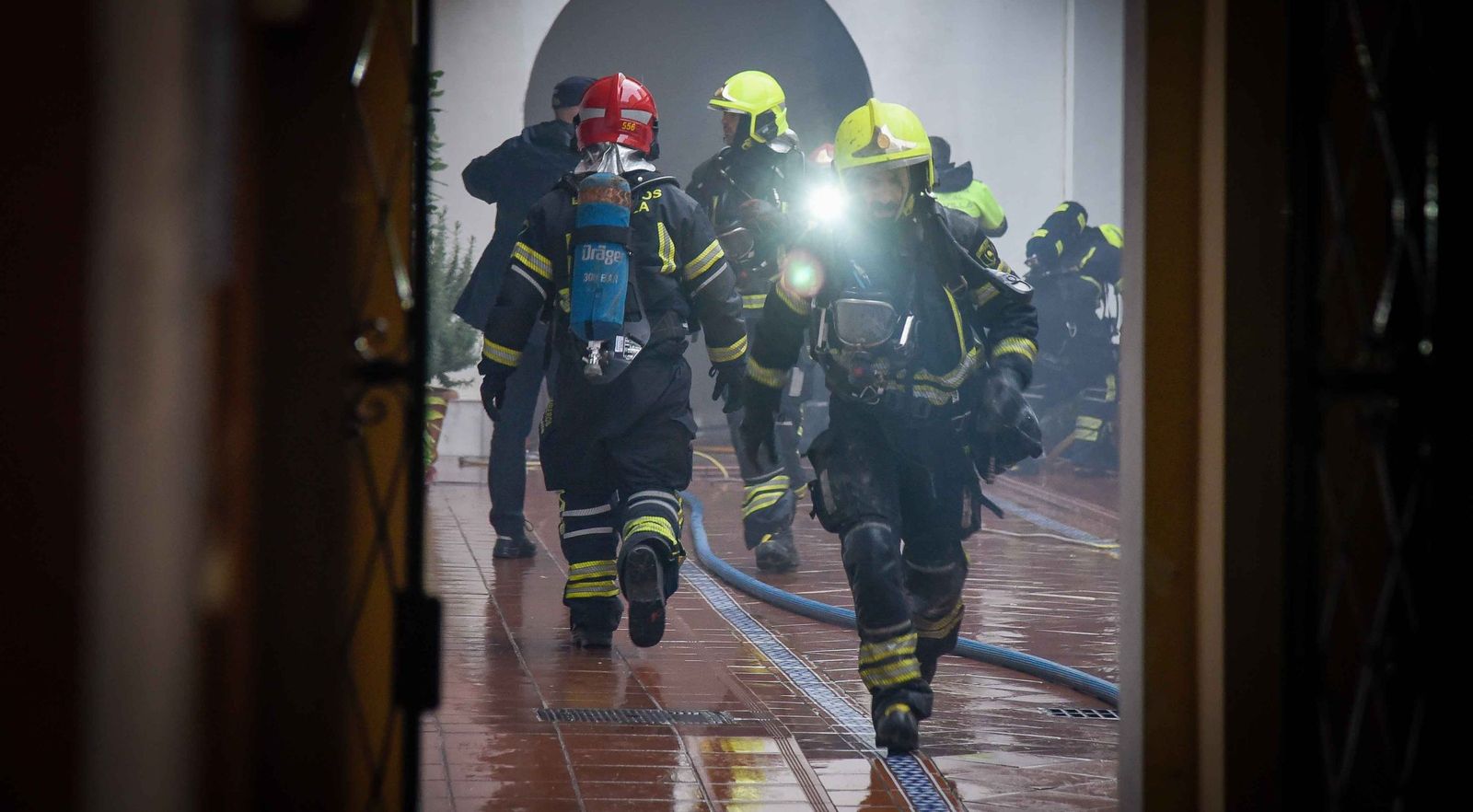 Un herido muy grave y varios desalojados en un incendio en Triana