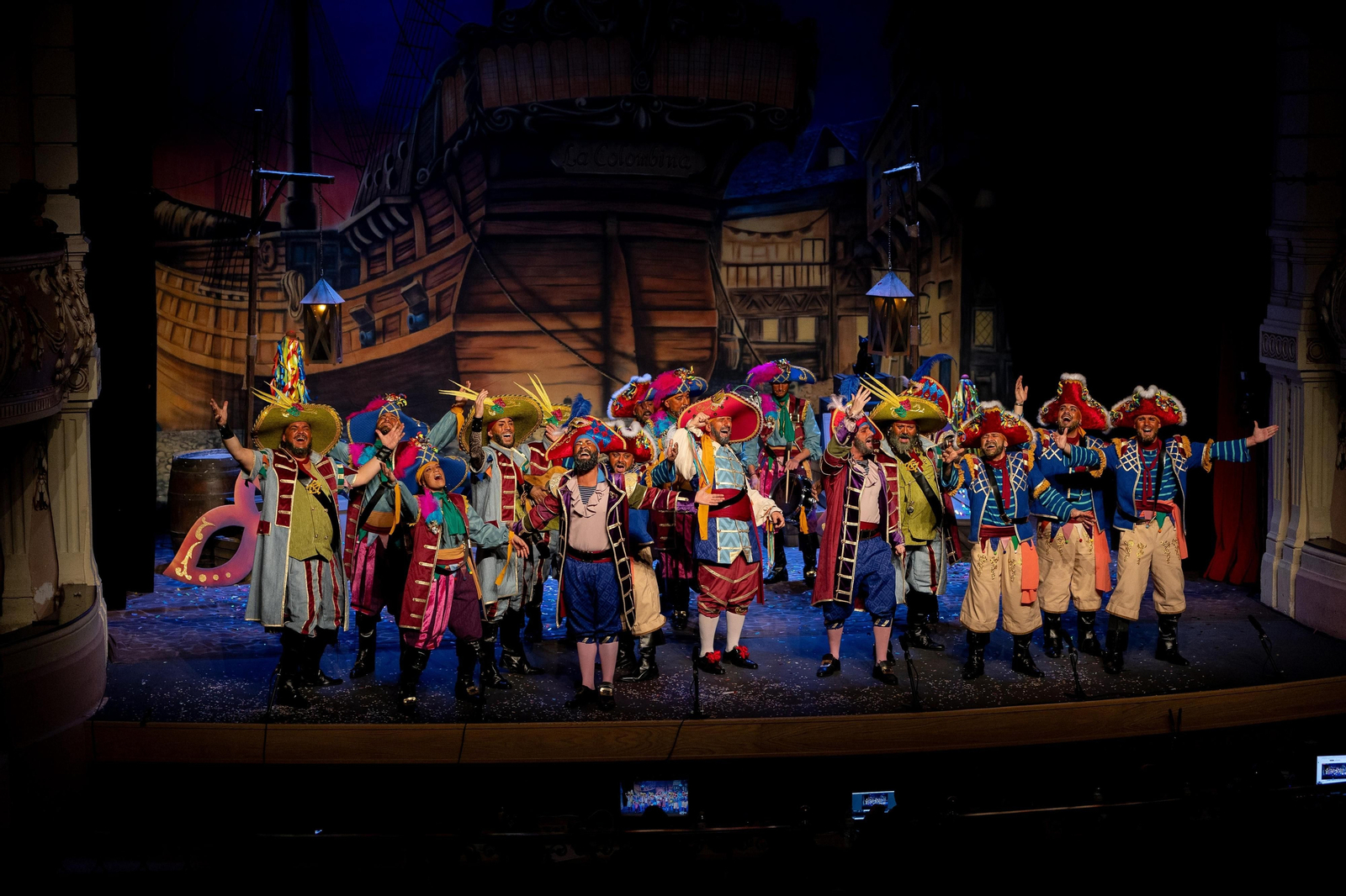 Imágenes de la actuación de la comparsa de Huelva "La Colombina" en el Carnaval Colombino