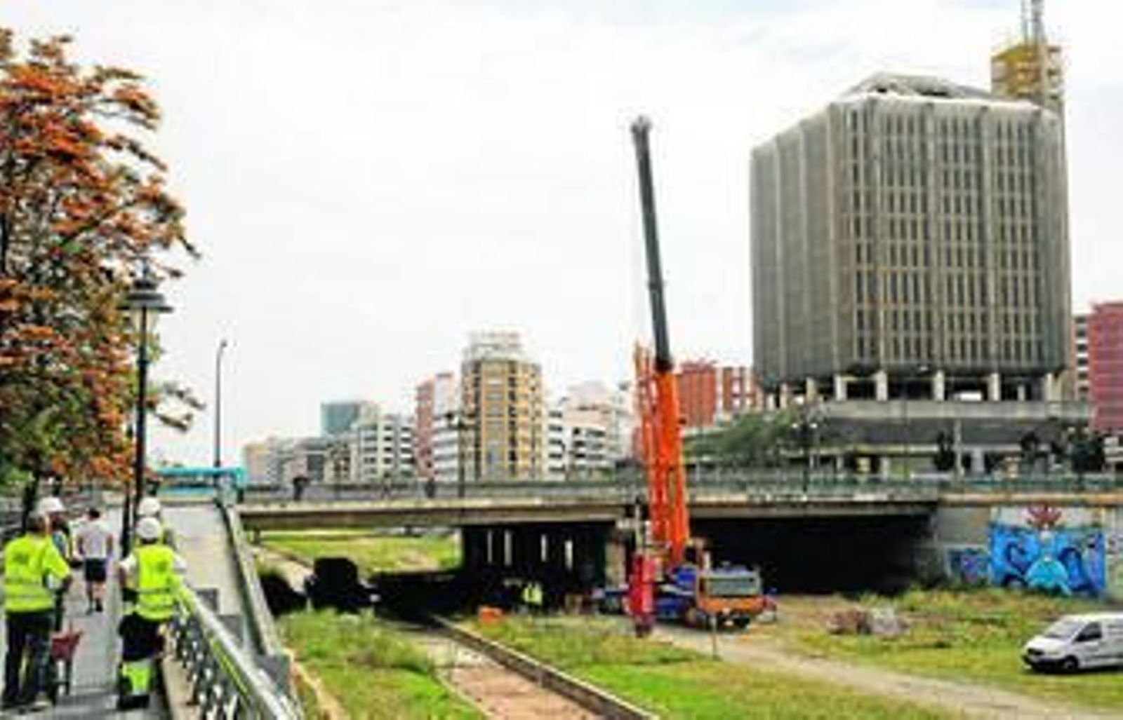 Trabajos previos a la demolición del tablero norte del puente de Tetuán.