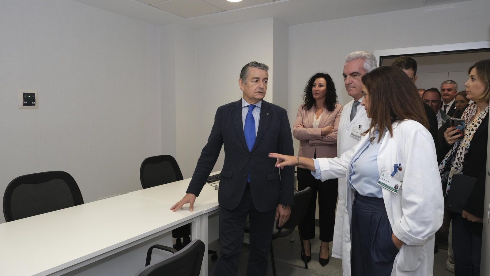 Visita del Consejero de Salud, Antonio Sanz, al nuevo edificio de consultas externas del Hospital Torrecárdenas, en imágenes