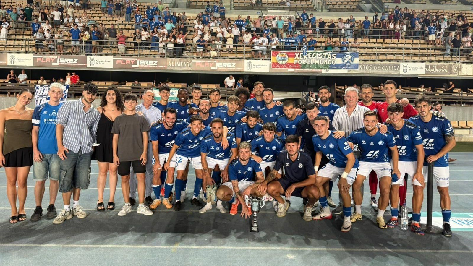 Los jugadores del Xerez DFC posan con el IV Trofeo Pepe Ravelo, el tercero consecutivo que conquistan.