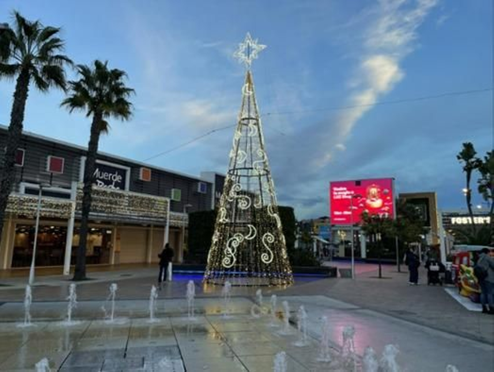 Árbol de NAvidad ubicado en una de las áreas de Luz Shopping en Jerez