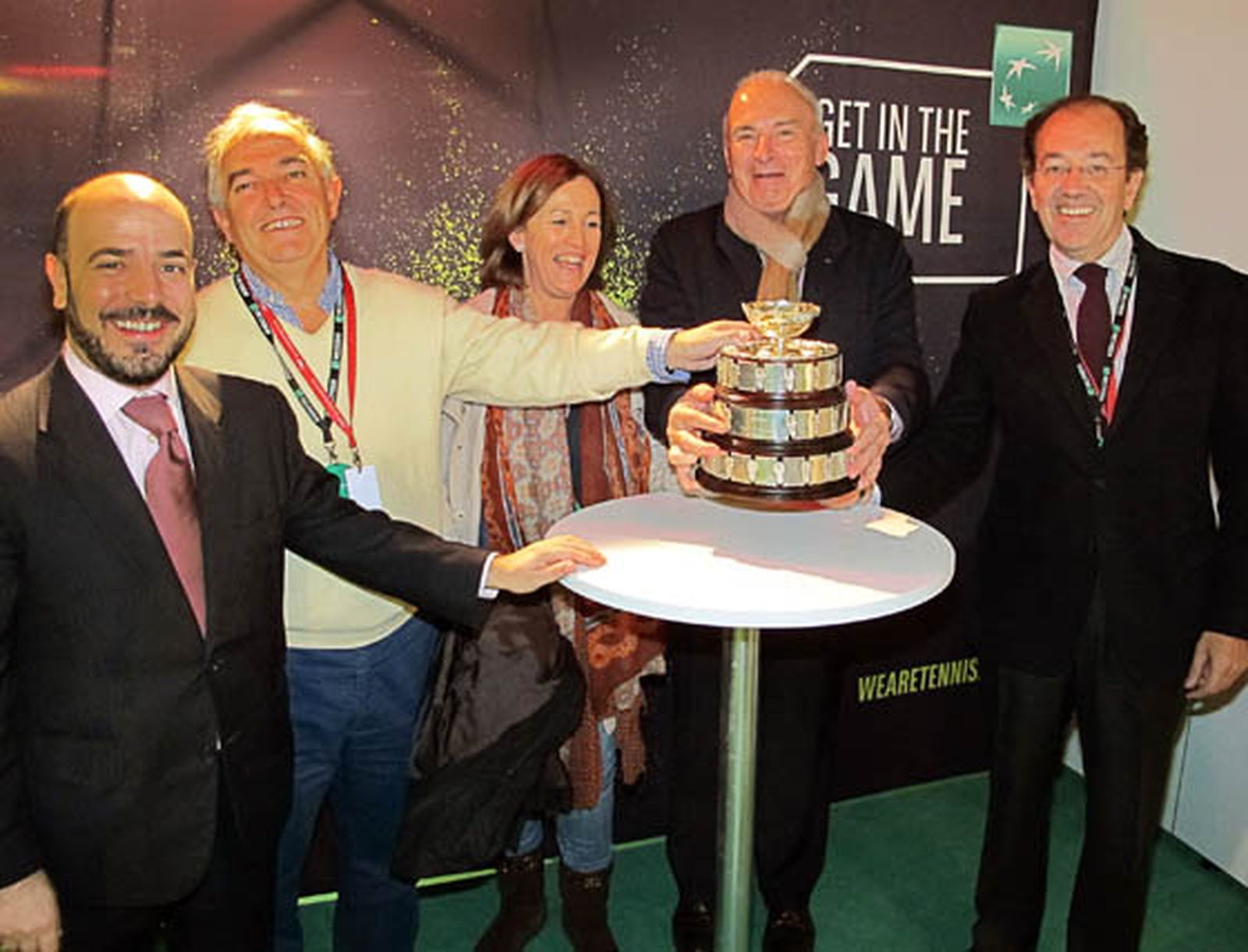 Juan Briz, director de Comunicación de BNP Paribas; Luis Hernández, consejero delegado de BNP Paribas; Mariló Lasheras, José Ramón Rodríguez, consejero de Banco Popular, y Ramiro Mato,máximo responsable de BNP Paribas en España, con la réplica de la Copa Davis.

Foto: Victoria Ramírez