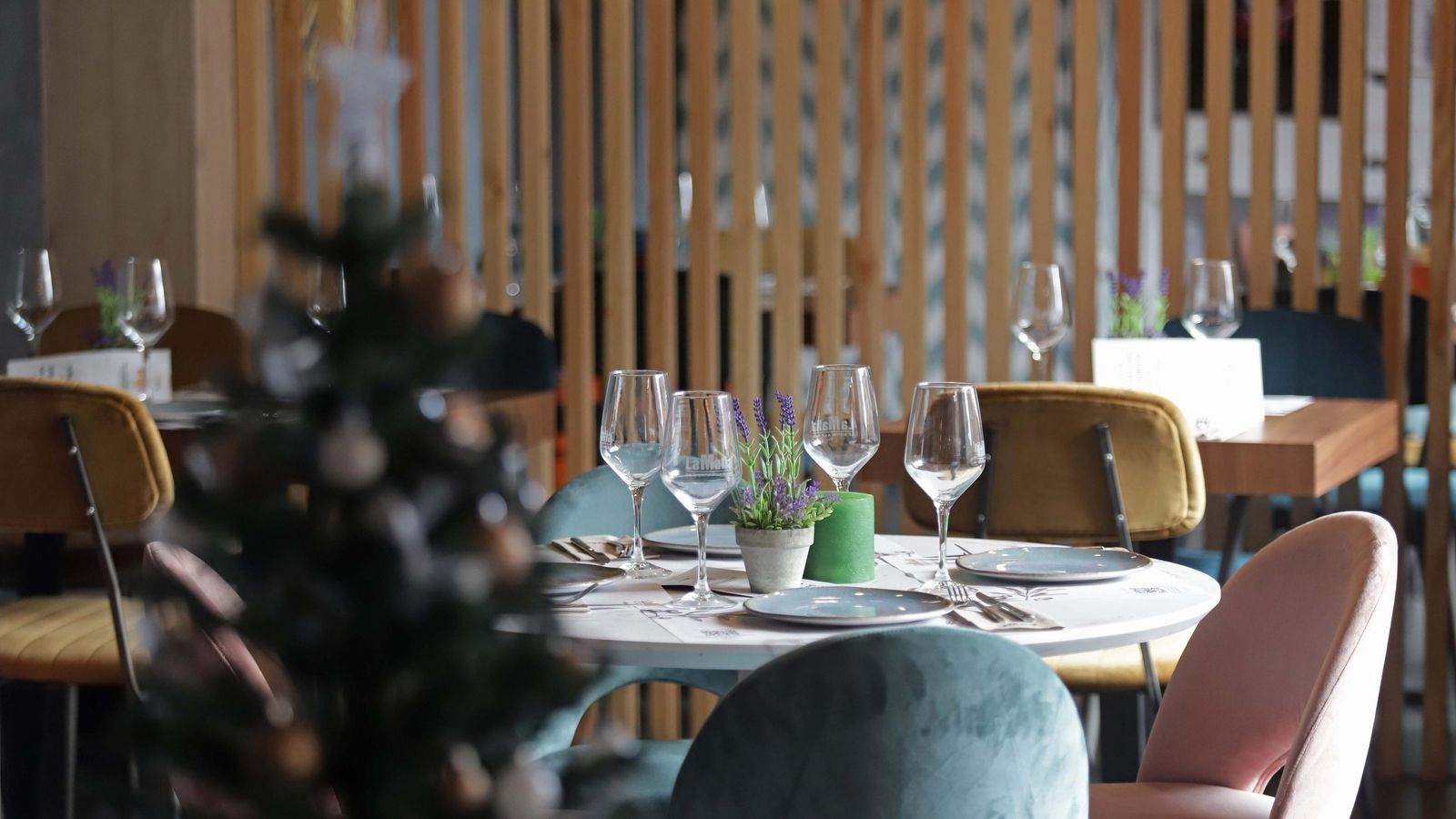 Interior del local con motivos navideños.