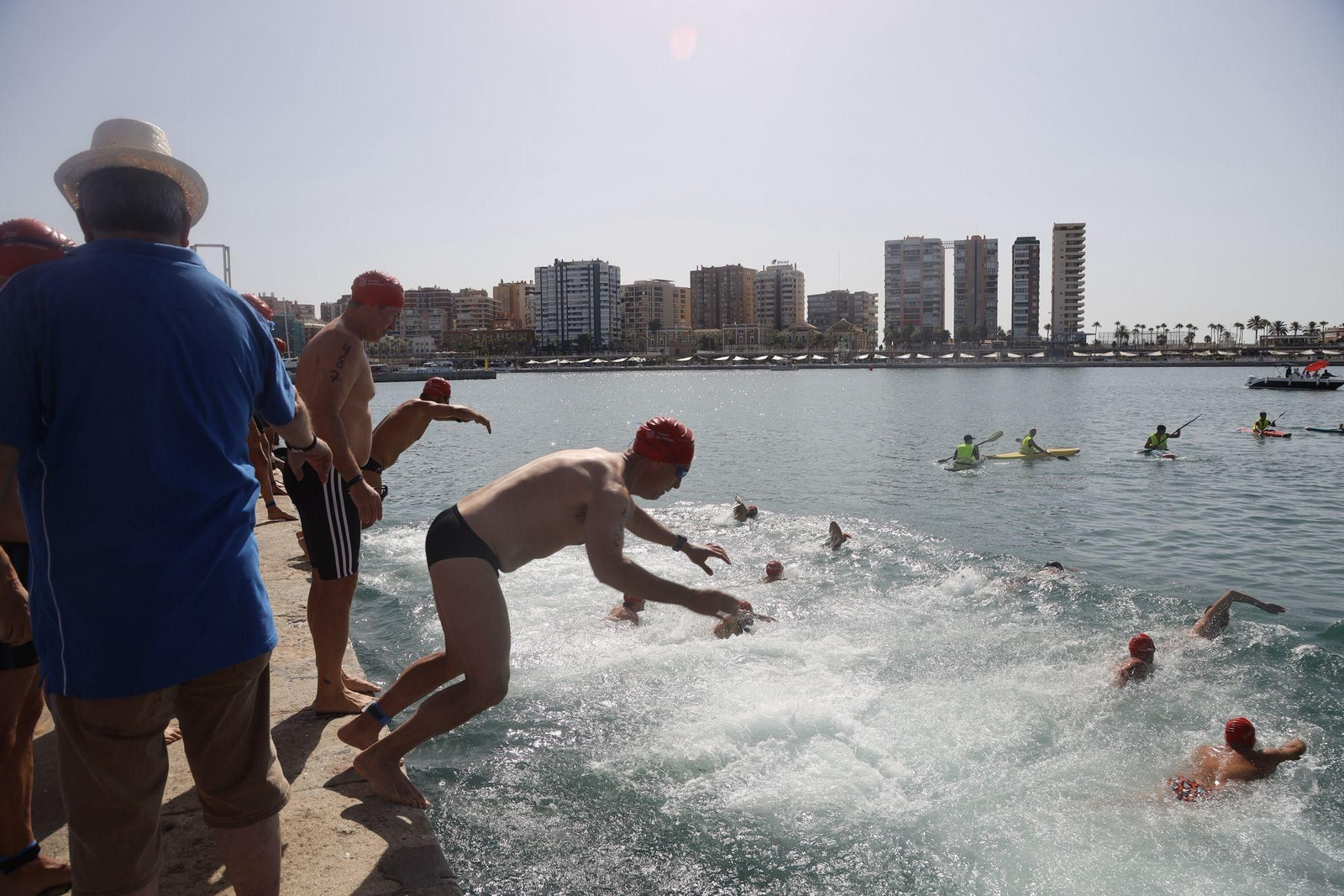 La travesía a nado del puerto de Málaga, en imágenes