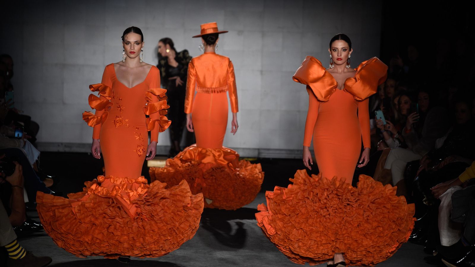 Trajes de flamenca de color naranja en la colección de Santana Diseños. Trajes de flamenca de color naranja en la colección de Santana Diseños.
