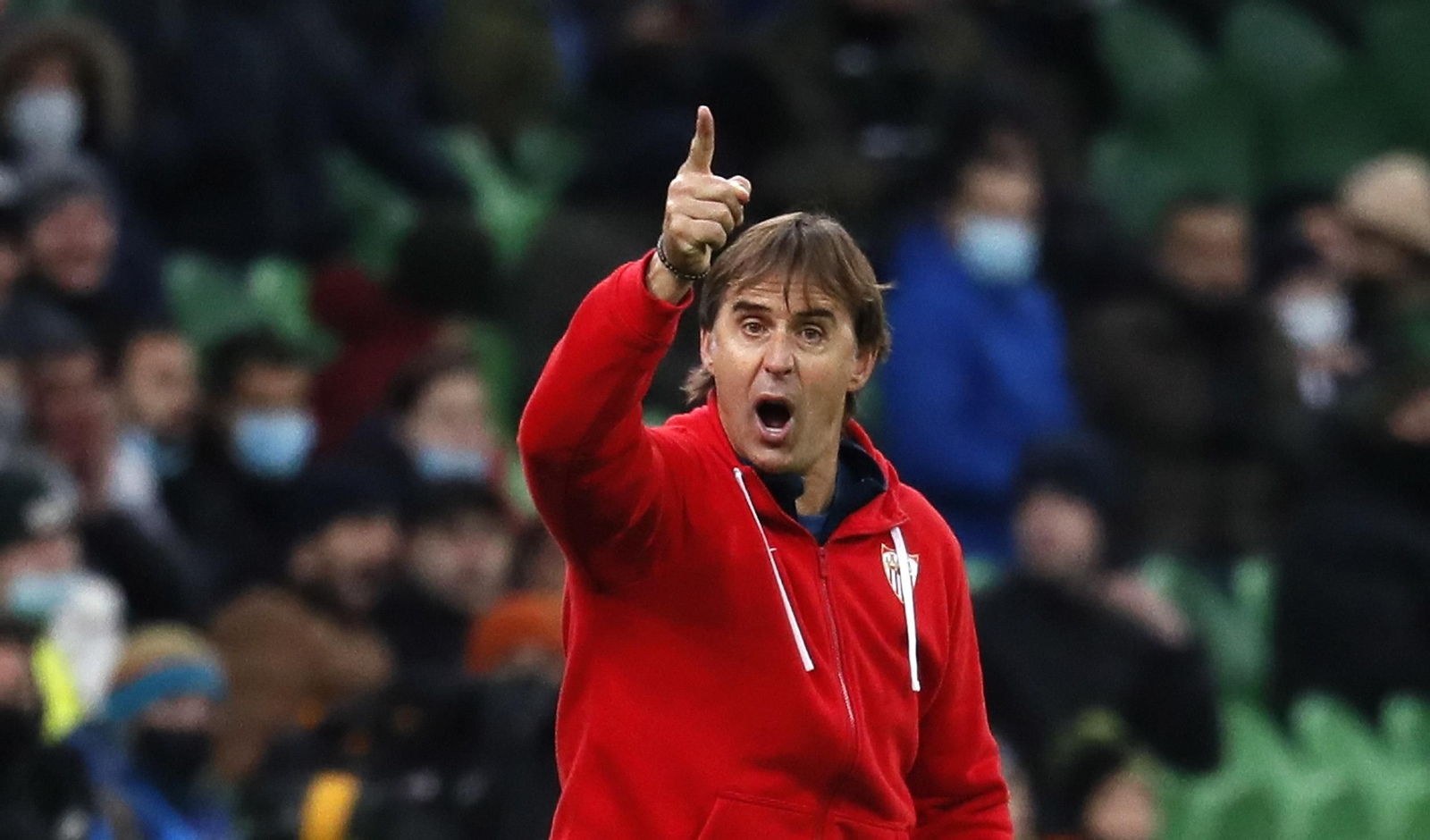 Lopetegui da una orden casi airado a sus jugadores.