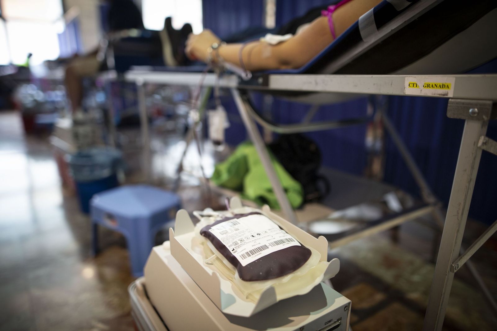 Imagen de archivo de una persona donando sangre