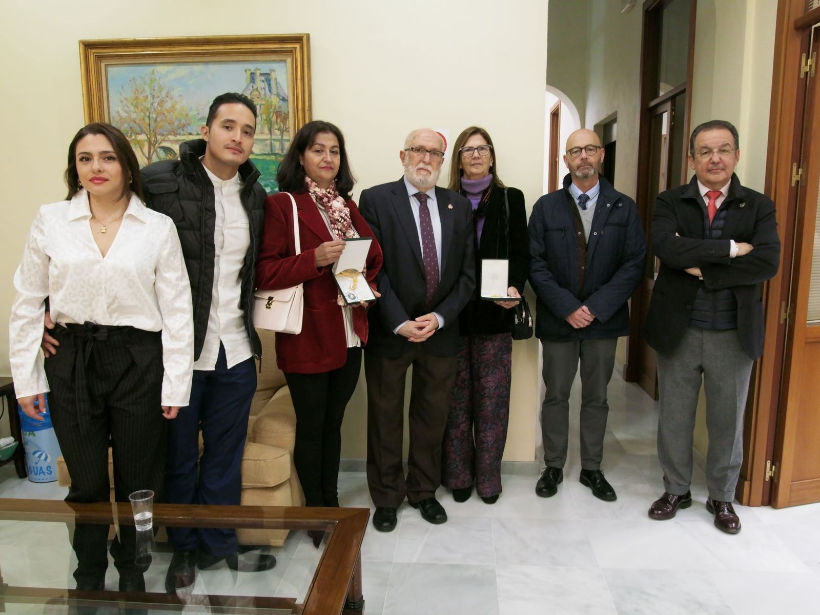 Los familiares de los médicos que, en ejercicio, fallecieron por culpa del Covid, junto al presidente del Colegio de Médicos de Cádiz, Juan Antonio Repetto