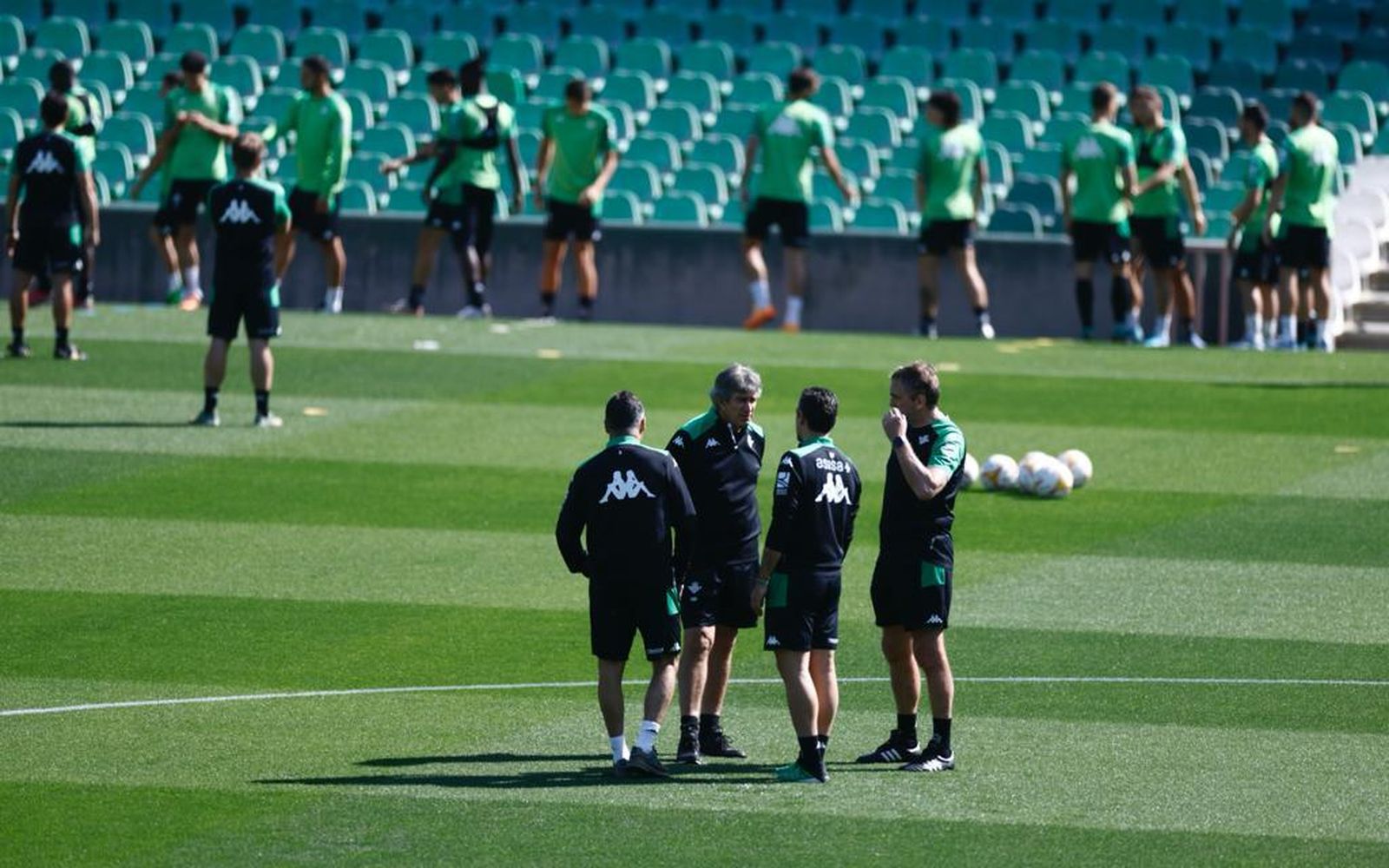 Pellegrini dialoga con su cuerpo técnico en el entrenamiento de este lunes.