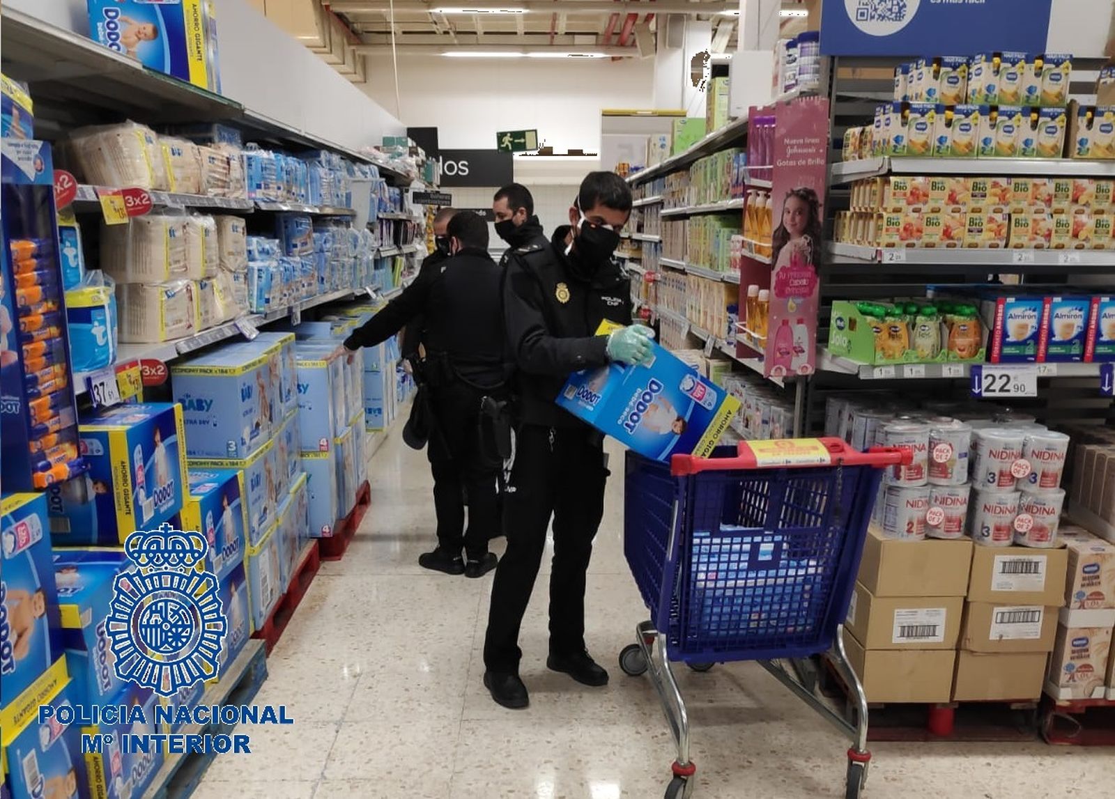 Varios agentes realizando la compra para El Pan Nuestro.