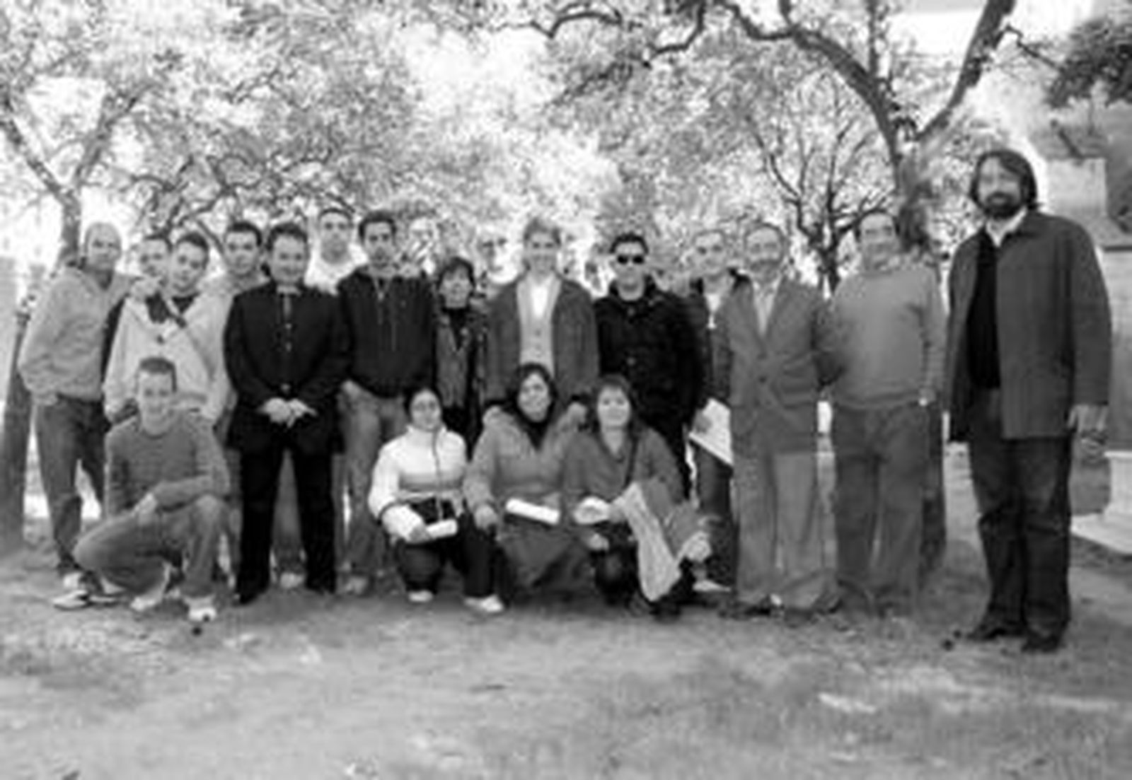 Francisco Lebrero junto a alumnos y profesores de la clausurada III Escuela Taller de los Claustros, ayer.