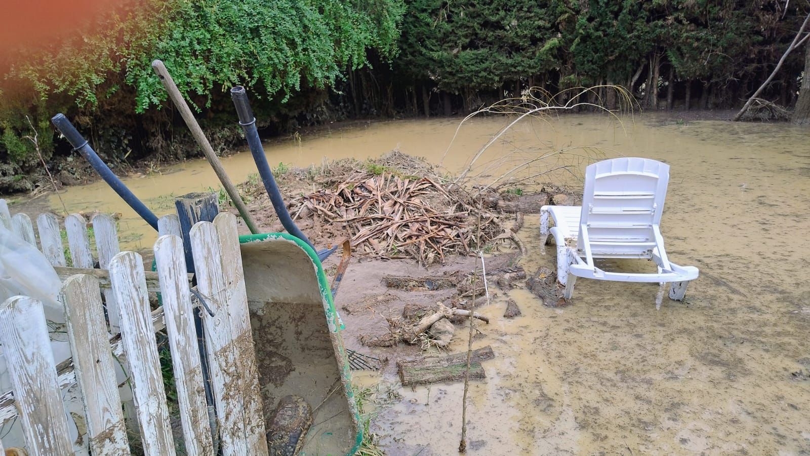 Una de las viviendas anegadas por el barro.