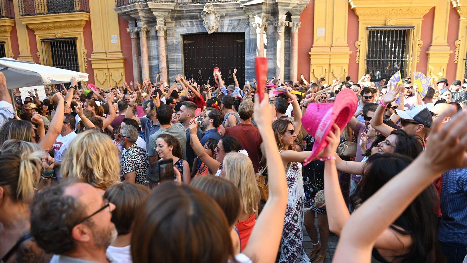 El público entregado al baile en la plaza del Obispo, este martes.