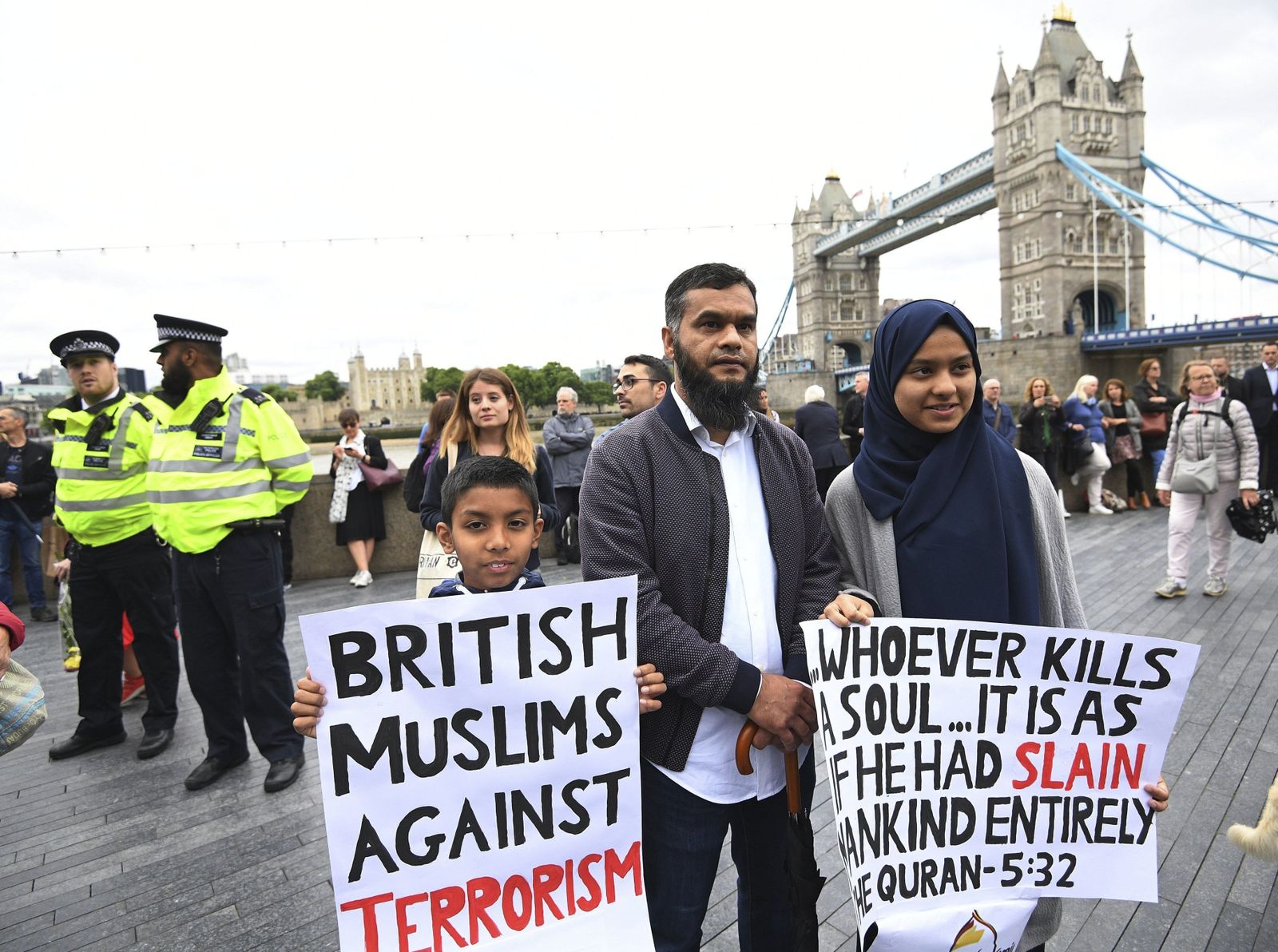 Varias personas se manifiestan en solidaridad con las víctimas del ataque en el Puente de Londres.
