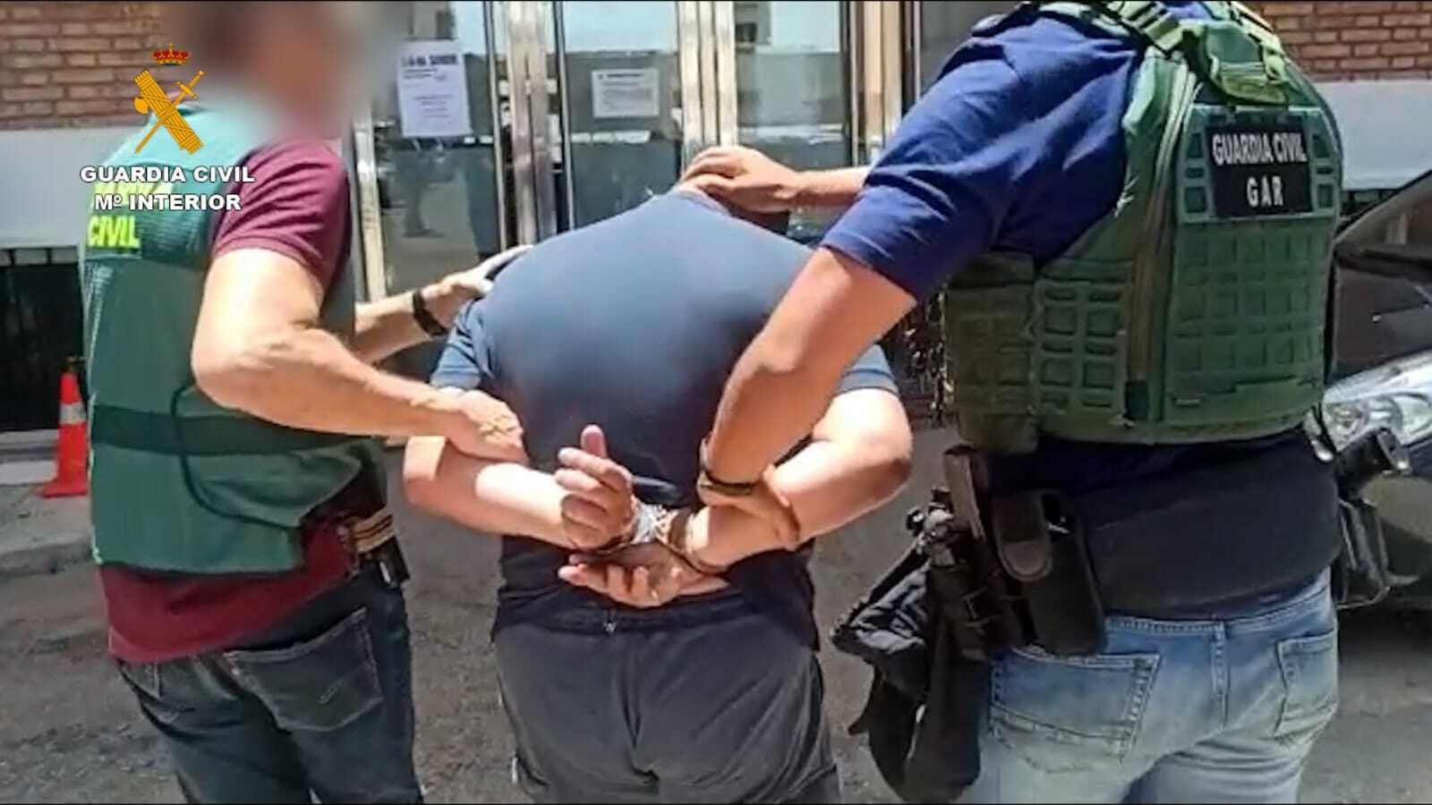 Un momento de la detención de uno de los implicados en el crimen.