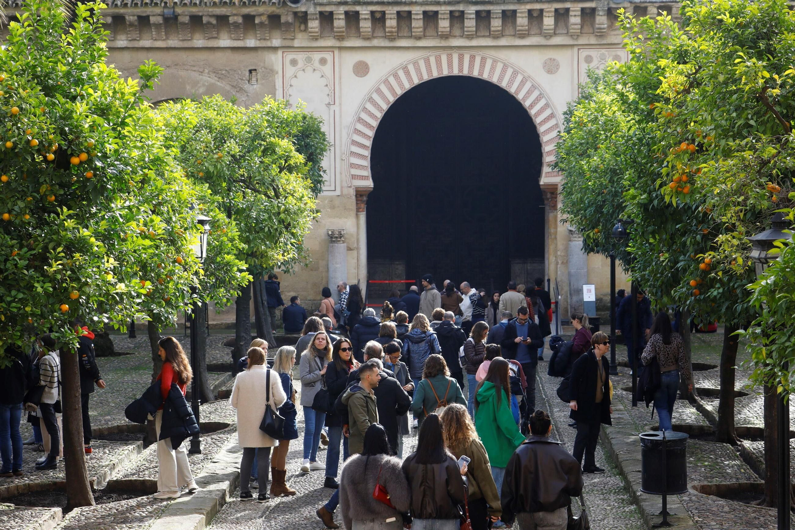 Los turistas 'toman' Córdoba en el puente de la Constitución