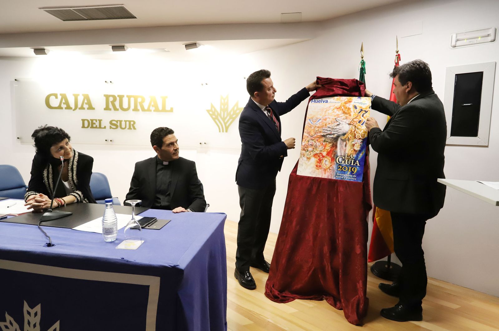 Emilio Ponce y Gabriel Cruz descubren la portada de la Guía de Semana Santa ante la atenta mirada de Ana Vives Casas y José Manuel Barral.