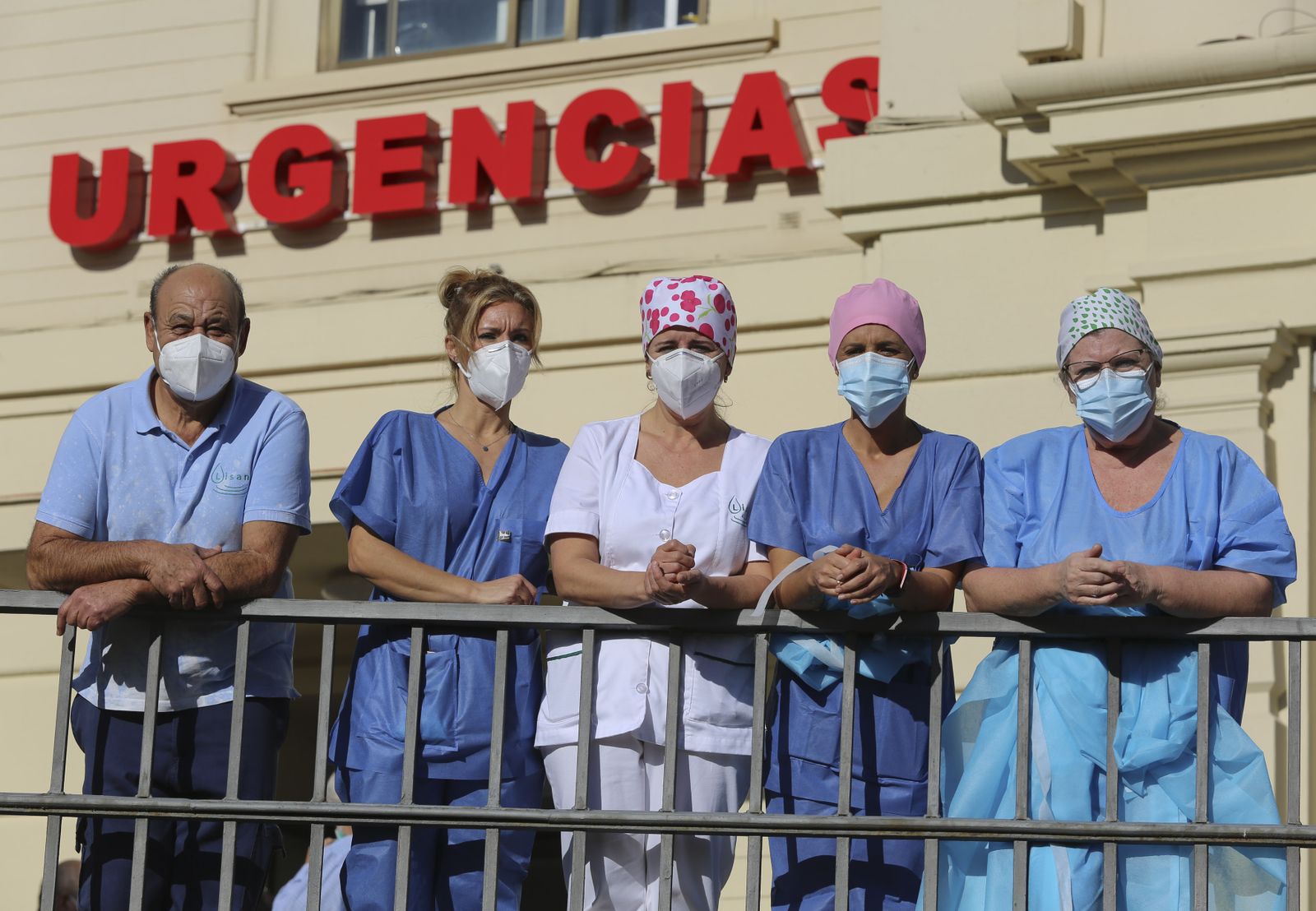 Los sanitarios de Málaga despiden 'el año del coronavirus' y le piden salud a 2021