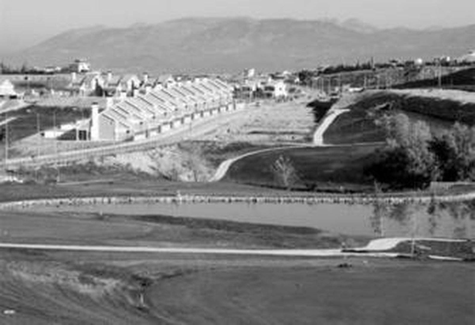 En 2007 se abrió el Santa Clara Club de Golf en Otura.