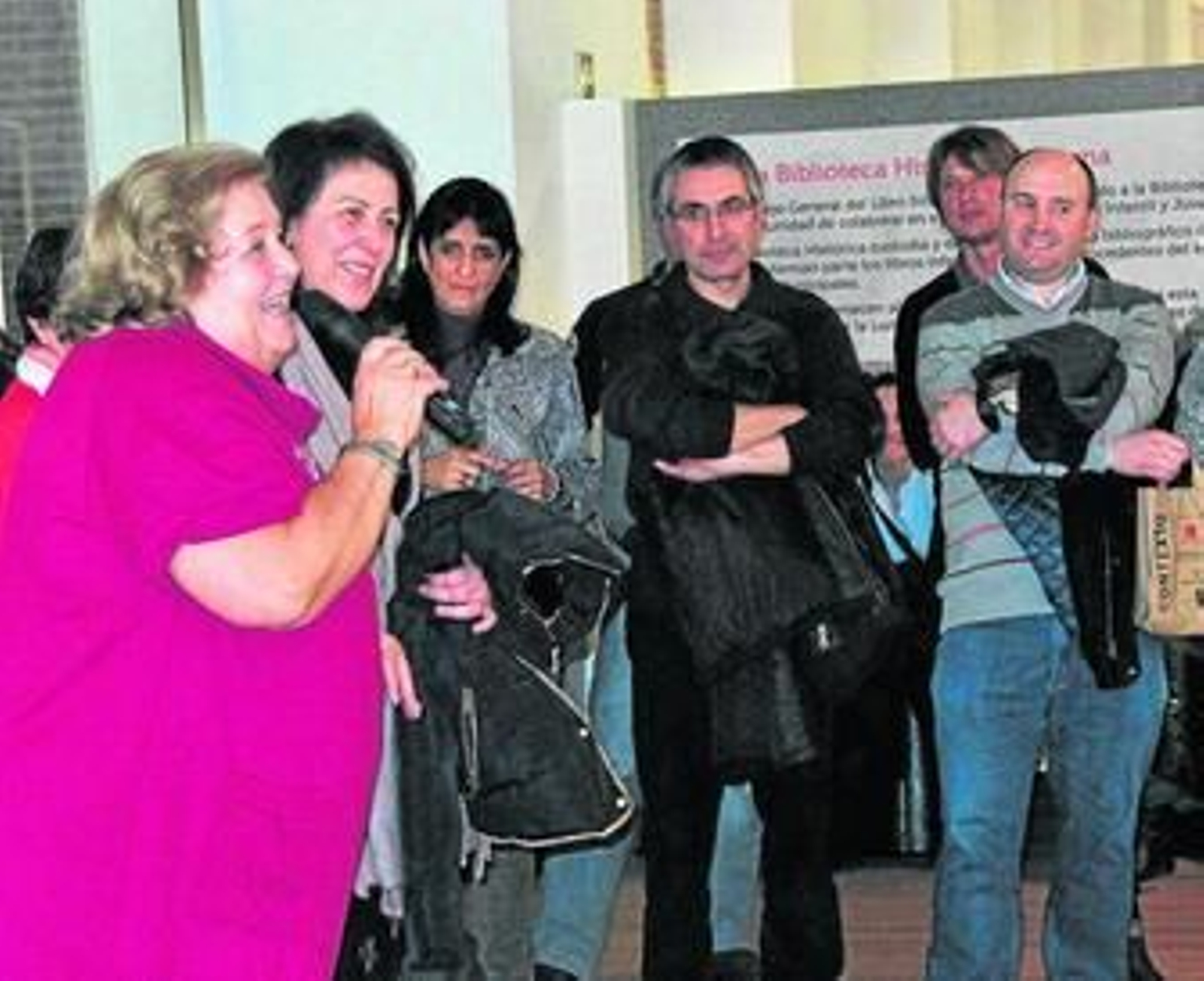 Ana María Romero Yebra se vio sorprendida por la presencia en su homenaje de viejos alumnos.