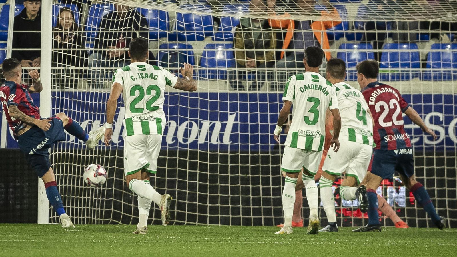 Joaquín remata a placer para poner el 2-0 en el Córoba CF - Huesca. Joaquín remata a placer para poner el 2-0 en el Córoba CF - Huesca.
