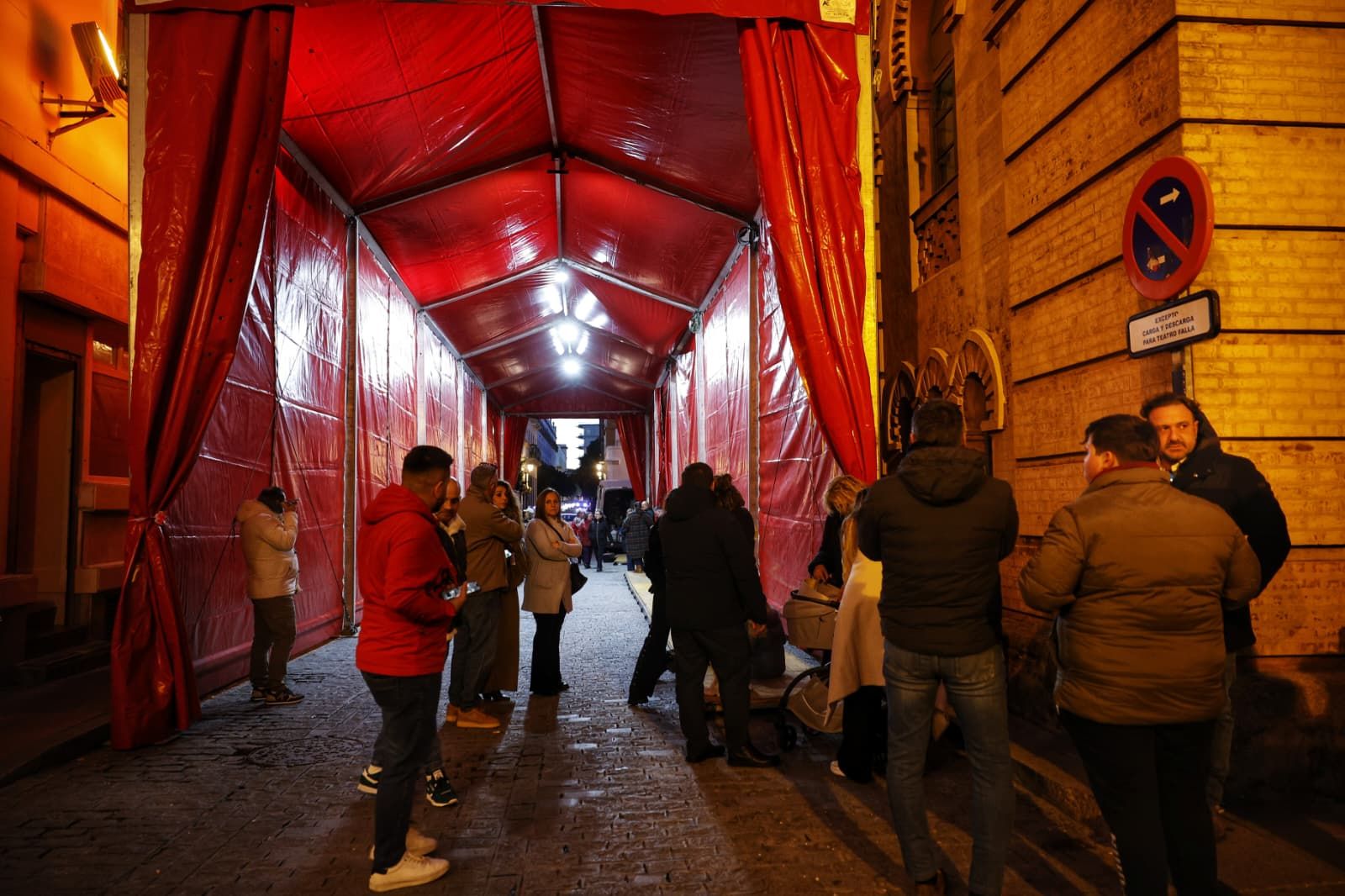 Aficionados y agrupaciones afectadas esperando el resultado de la reunión