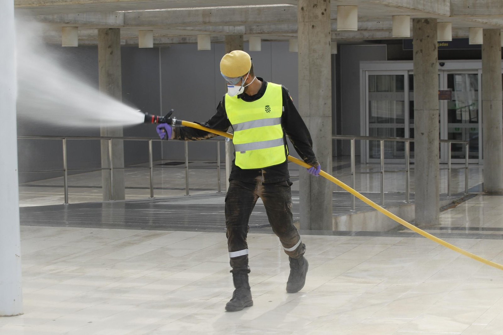 Fotogalería actuación INFOCA y UME por el coronavirus en Almería. Covid-19