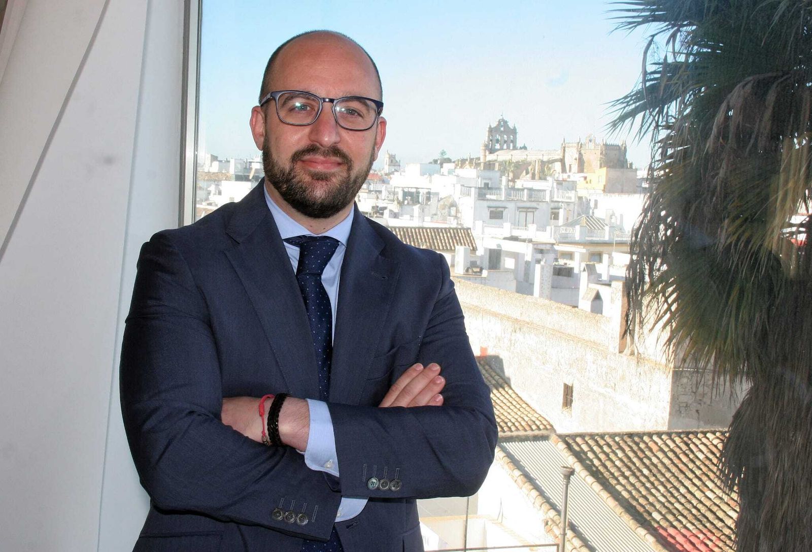 El alcalde de El Puerto, Germán Beardo, ante uno de los ventanales del Ayuntamiento.