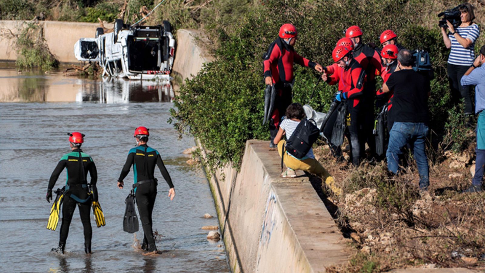 Operativos de la Unidad Militar de Emergencias realizan labores de búsqueda.