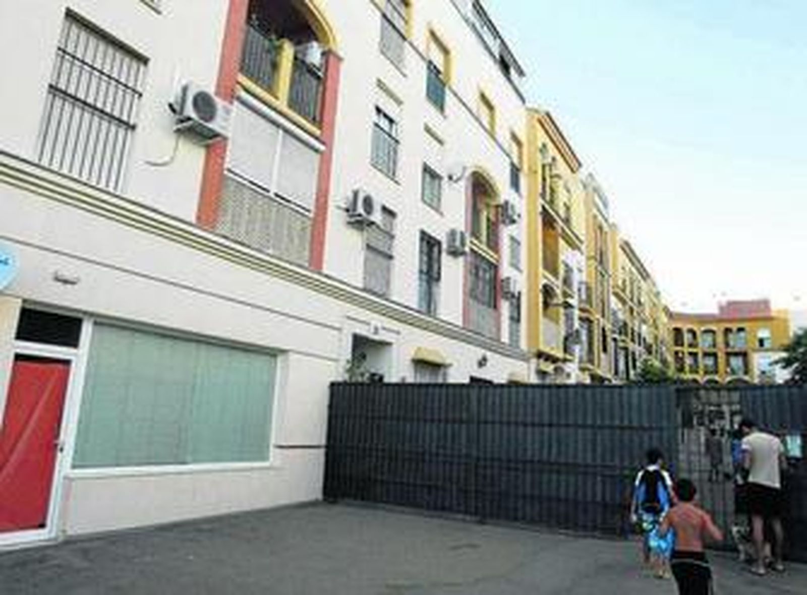 Imagen que mostraba ayer la sede de 'Seguros Generales' en la plaza Kiyosu, en Jerez.