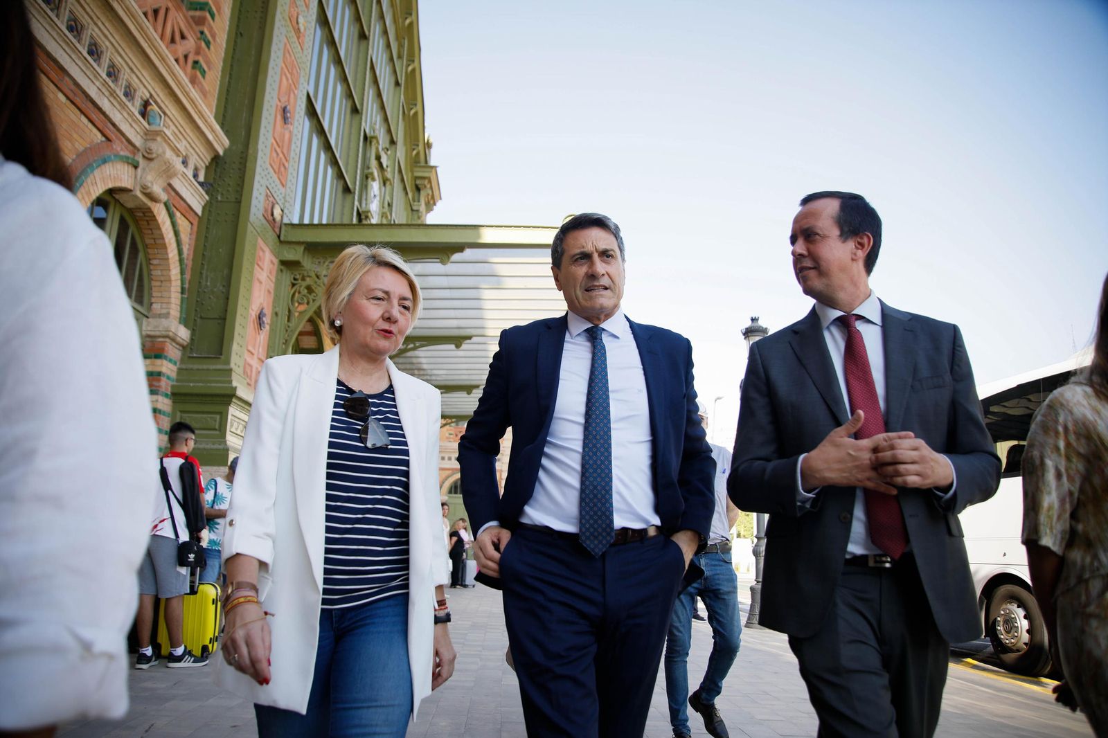 El delegado del Gobierno, Pedro Fernández, visita la estación histórica de Renfe en Almería, en imágenes