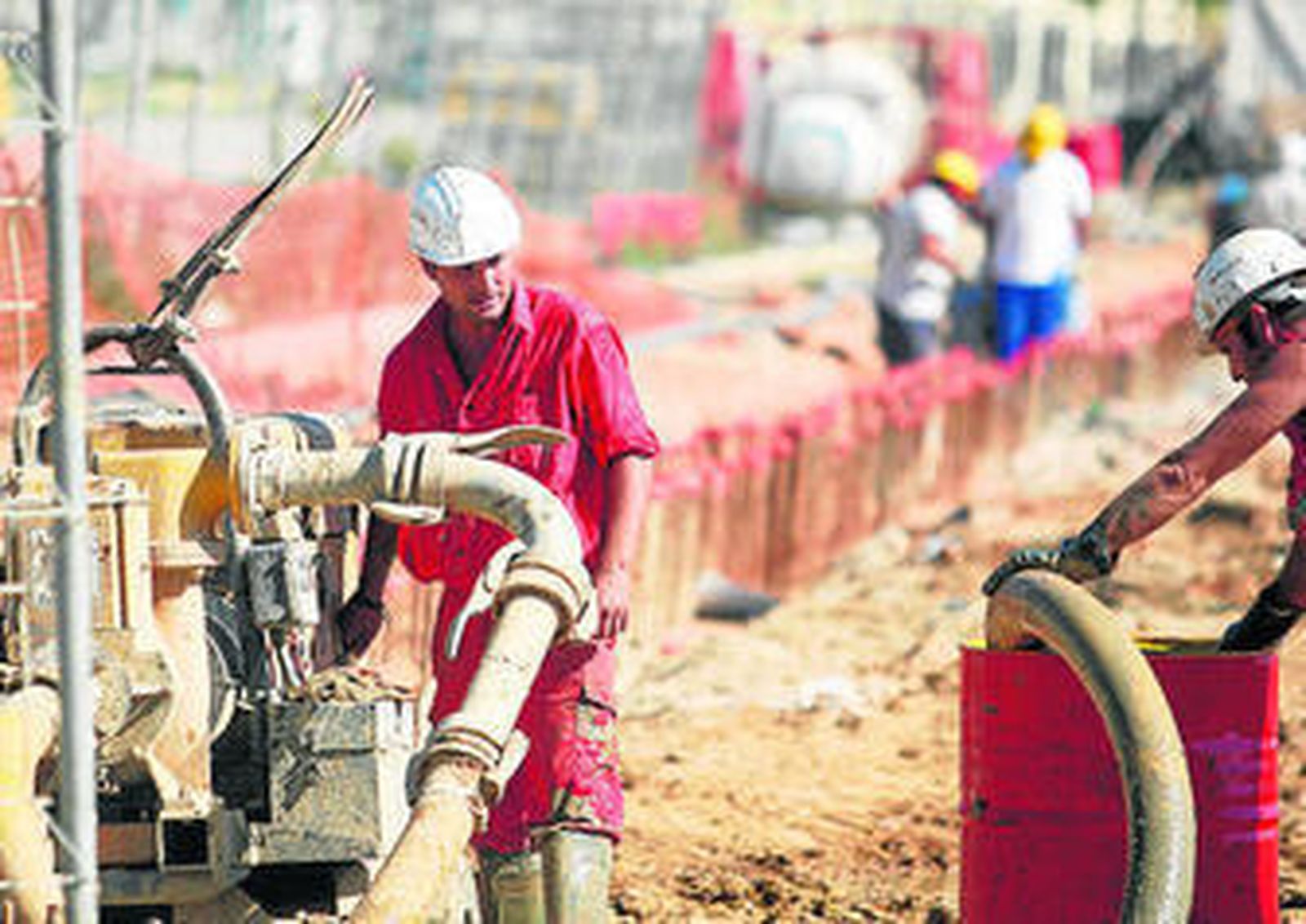 Un obrero, en una imagen de archivo, realiza su trabajo en un edificio en construcción.