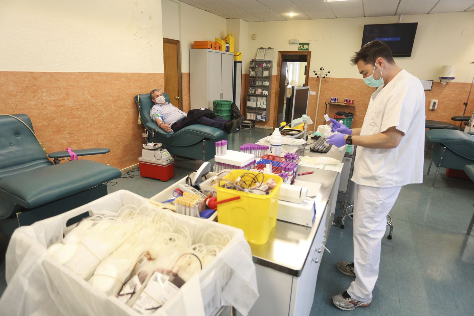 Salir a donar sangre en la Málaga del coronavirus, en fotos