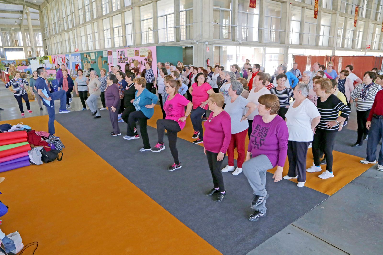 Personas mayores haciendo gimnasia en la Feria del Mayor Activo.
