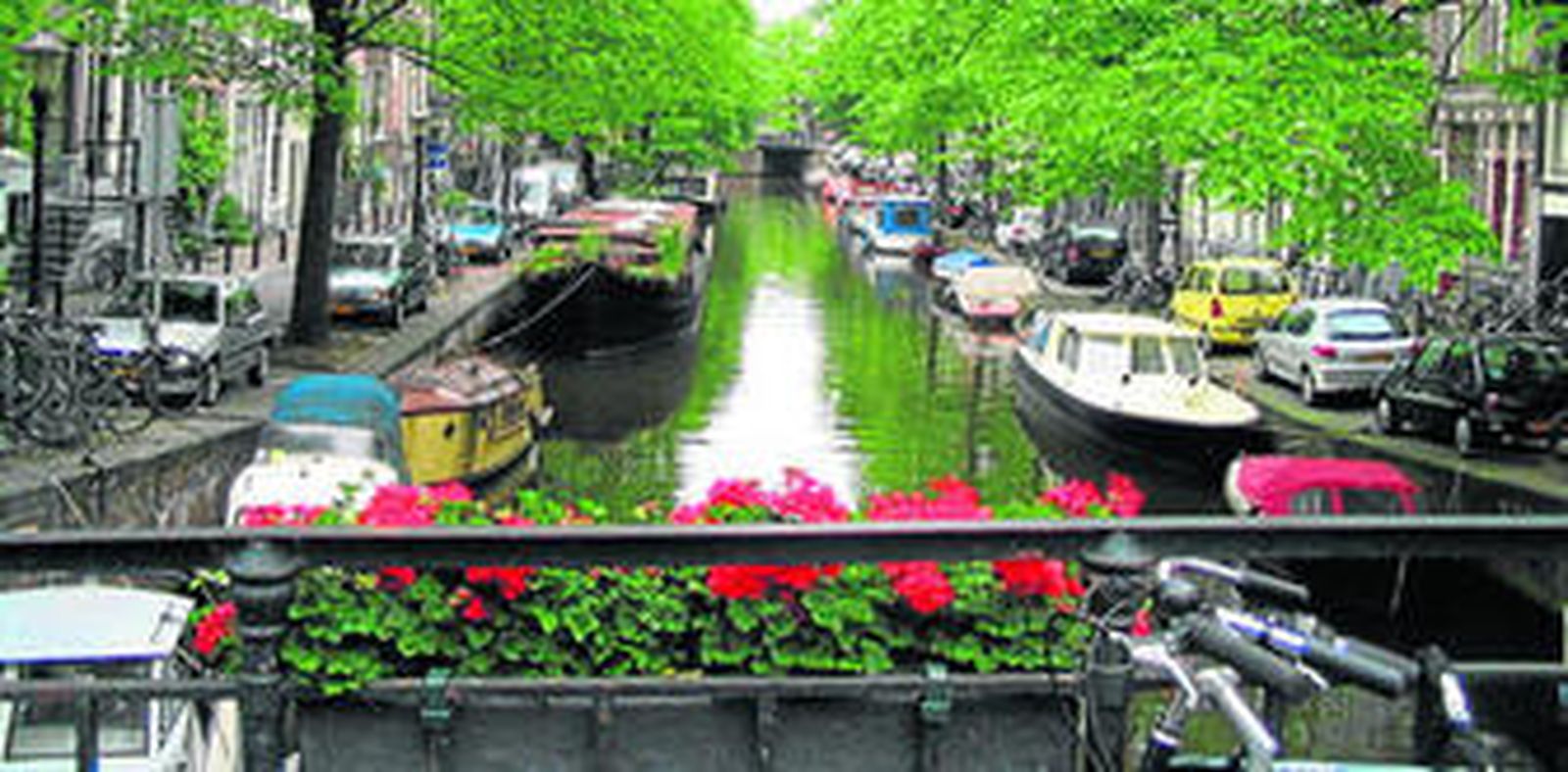 La temperatura da un respiro a Ámsterdam en verano, una buena época para visitar la ciudad en barco.