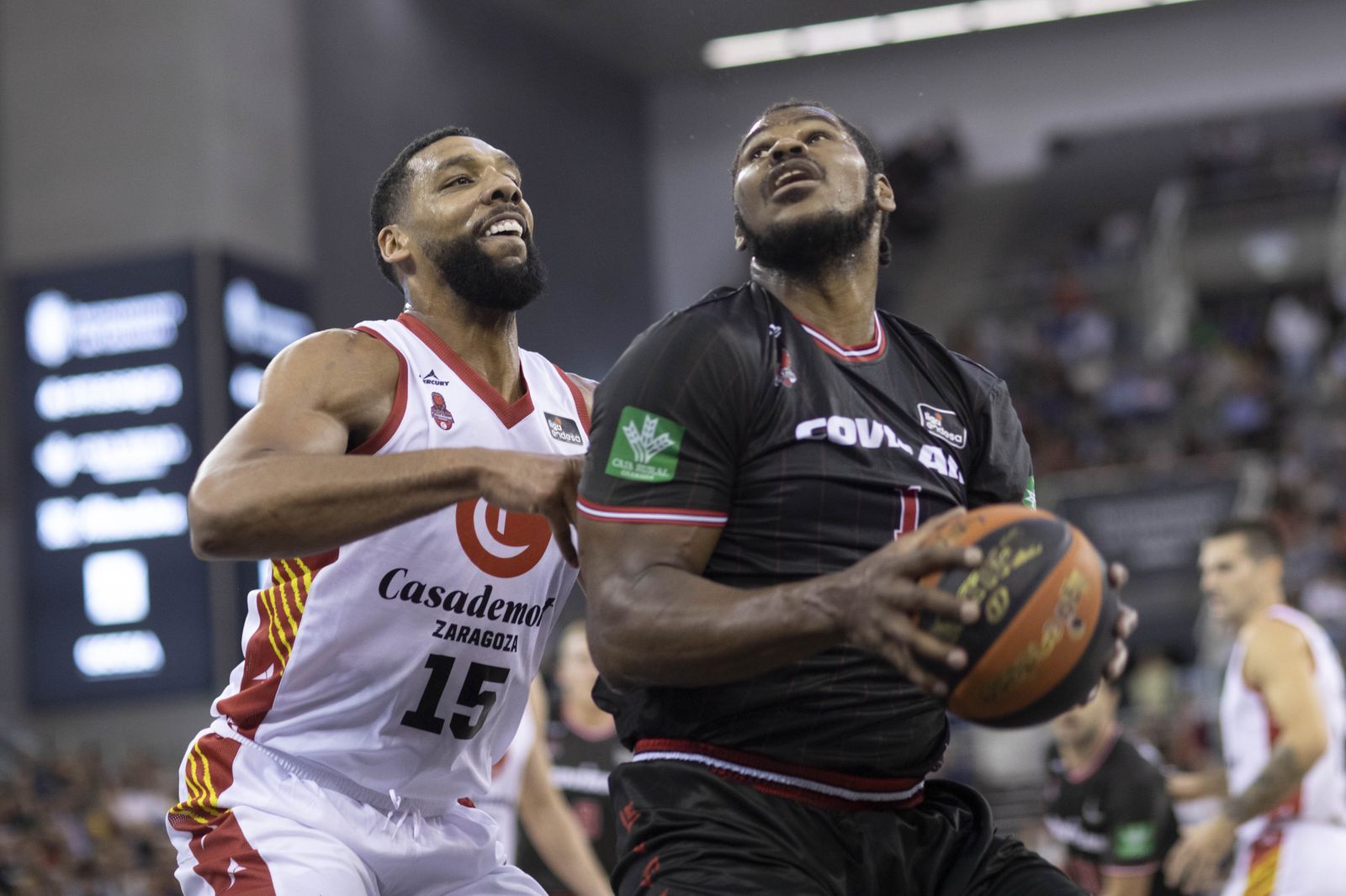 Cristiano Felicio tuvo muchos problemas en la primera mitad para defender a Okafor.