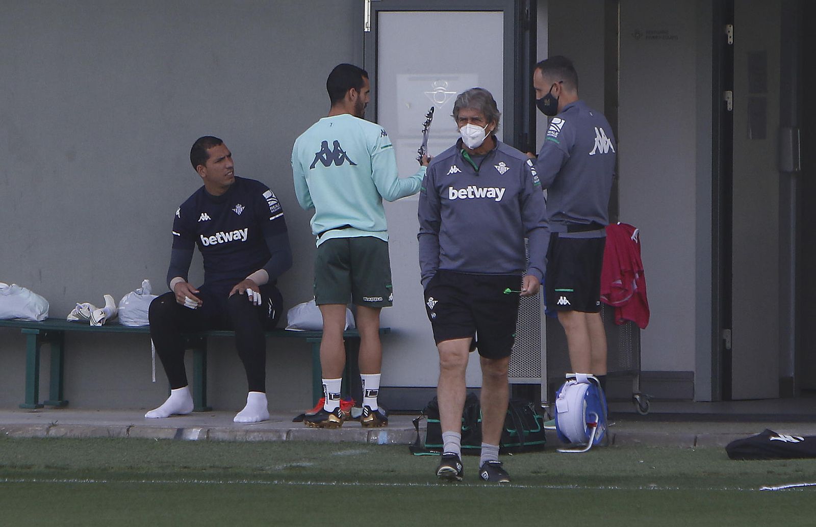 Pellegrini observa el entrenamiento del equipo verdiblanco.